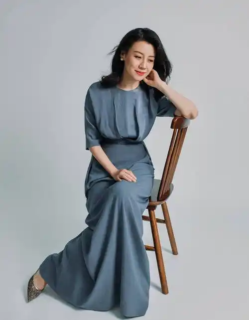 真正的气质美人德华姑姑刘琳一袭蓝裙高贵优雅美到骨子里