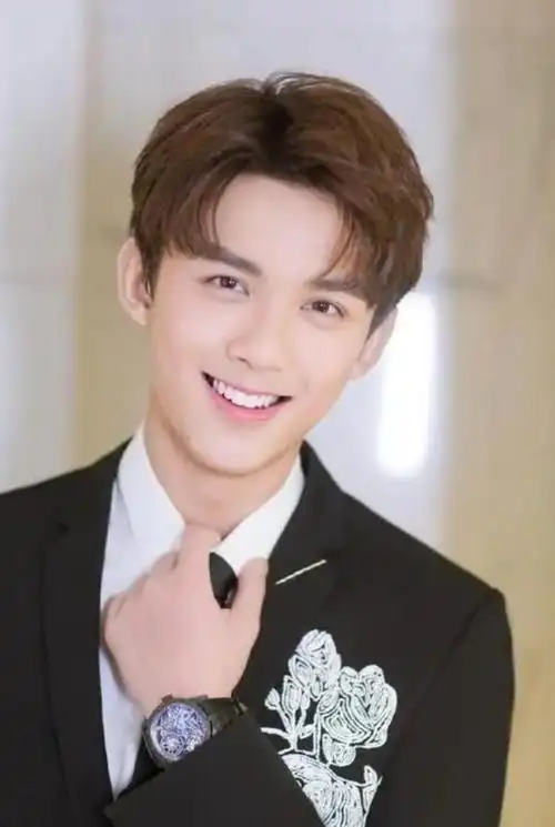 这个小孩真像吴磊,跟吴磊一样上嘴唇薄,吴磊难接受被叫哥哥