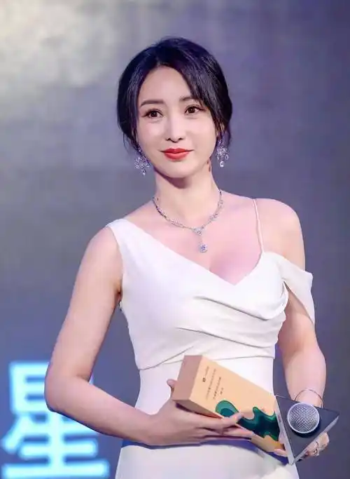 40岁柳岩,穿白色吊带长裙现身,上半身的这条缝让人捉摸不透_身材_时尚