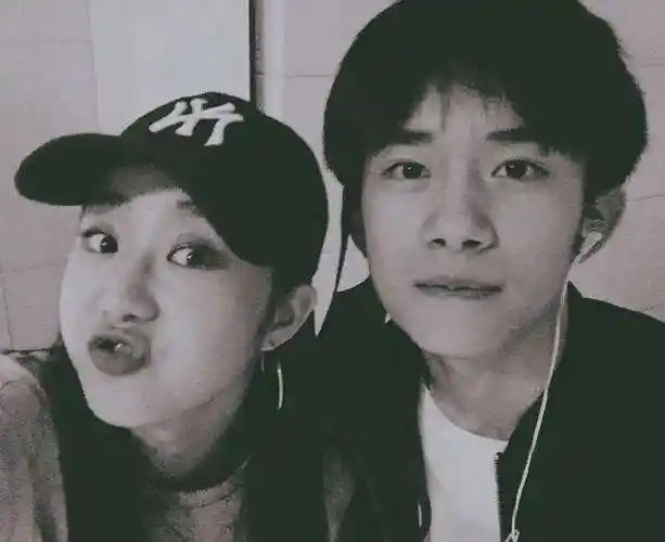 女大学生喜欢易烊千玺室友为了鼓励她学习把偶像请来了