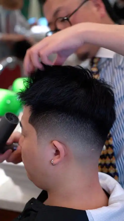 前刺飞机头是最有型男范的一款发型,针对头发粗硬的男士,剪完是相当的