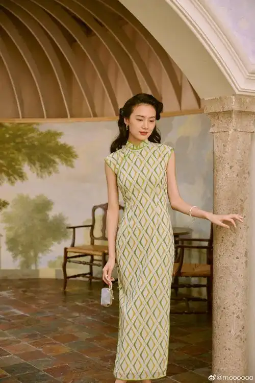 6:雪纺旗袍    款式:小连袖/有胸腰省/全开襟/全盘扣/全身包边/棉绸