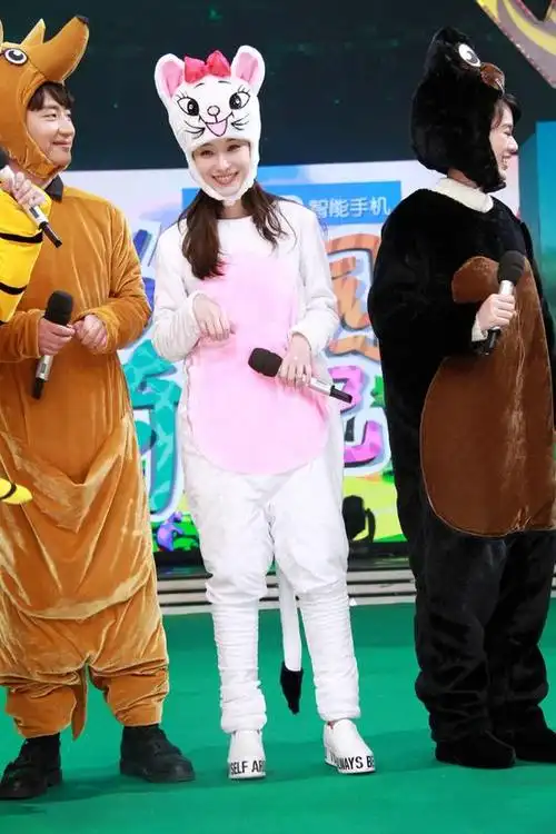 倪妮[微博]接连出现在《快乐大本营》和《奇妙的朋友》两档节目中