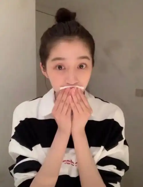 关晓彤大方晒卸妆全过程不慎手滑关掉美颜瞬间网友活该你红