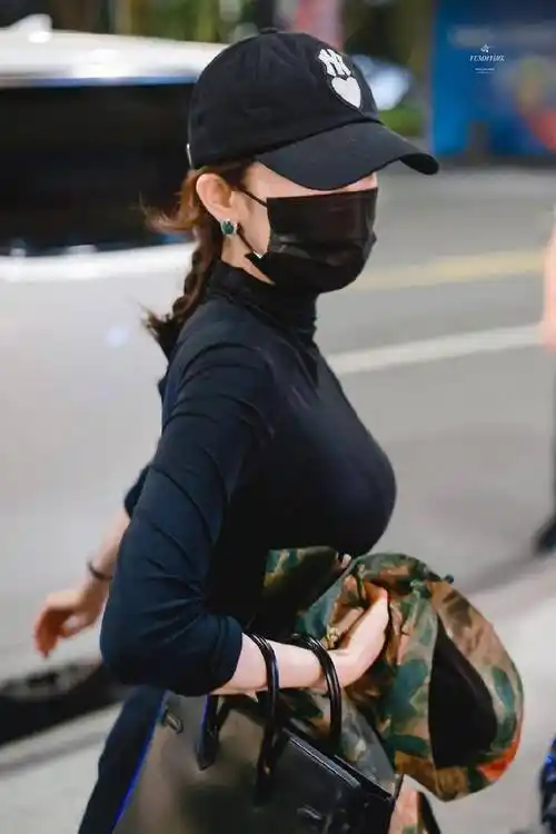 杨幂机场全黑造型酷辣十足 美背纤瘦身材优越夺目_时尚_女性_流量