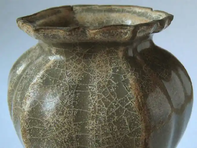 龙泉溪口窑白菜瓶,过去被一些不专业的瓷器收藏类书籍标注为南宋官窑