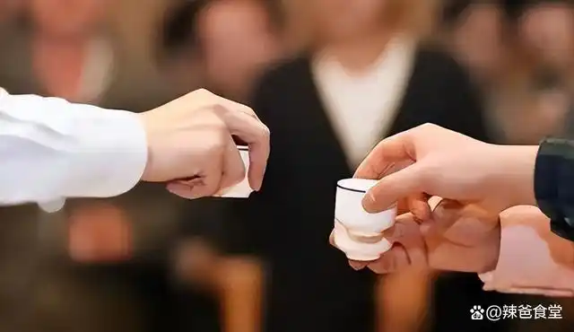 不会敬酒怎么办?详谈酒桌礼仪,让你不再得罪人