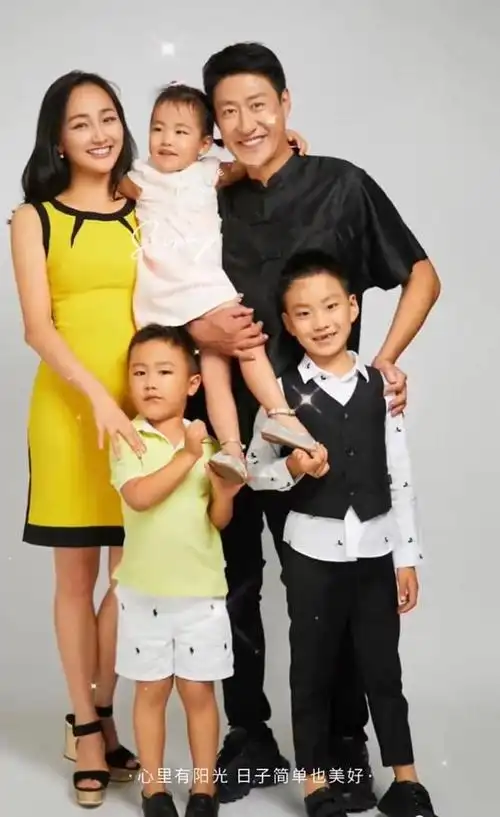 于震罕晒全家福小13岁老婆貌美似少女仨娃如复制粘贴神似爸