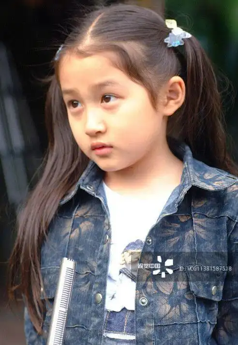 关晓彤这张还是小时候,胖嘟嘟的十分可爱,不知道格格为什么长大后