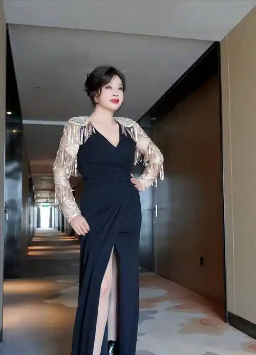 70岁刘晓庆同框63岁惠英红,一个时髦姐姐,一个雍容奶奶