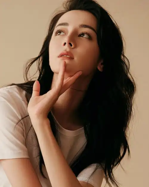 迪丽热巴藏蓝色风衣##迪丽热巴白t大片