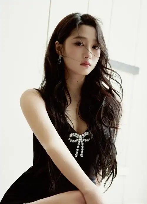 智族gq moty年度人物##关晓彤黑色抹胸短裙造型