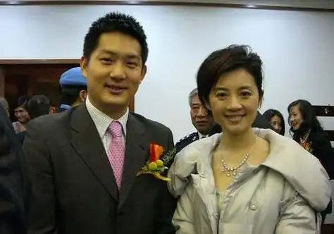 回首主持人许戈辉:未婚先孕逼走原配,如今原配的女儿把她当亲妈|丁健