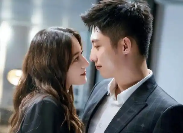 迪丽热巴黄景瑜又被扒,多部作品班底相似,疑似为两人关系添实锤