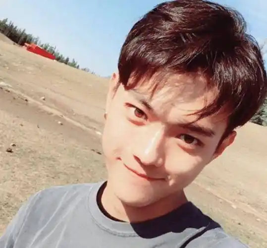 原创许凯大学旧照曝光截图放大看清五官长相有无整容很显然