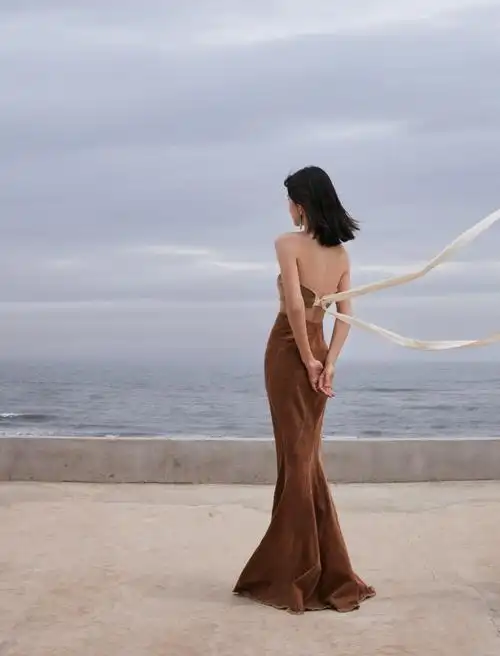 张子枫戛纳礼服造型,抹胸礼裙露背身材曲线好,海边背影照露背优雅又