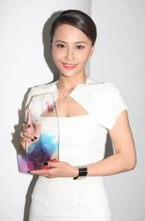 马雅舒44岁还有芭比身材穿紧身裙不仅没有多余赘肉还挺有料的