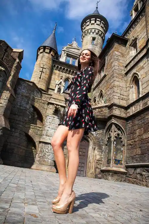 全身肖像年轻美丽的夏装女孩摆姿势