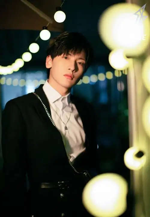 男 r1se > r1se翟潇闻黑色西装俊逸帅气写真(1/9)返回首页 电脑壁纸