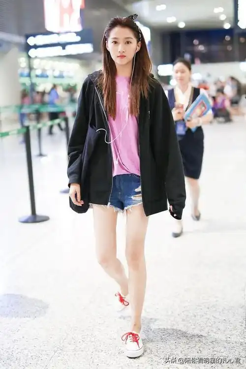 明星时尚街拍关晓彤系列