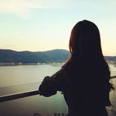 头像伤感女生背影