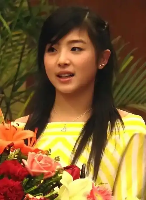 回顾张含韵15岁出道成名后是非不断34岁仍未婚她恨嫁吗