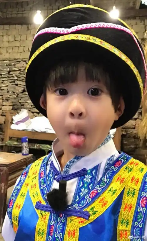 吴尊打翻了醋坛子,于是附上照片,并称:我小时候不输max哦!