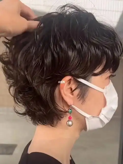 女生超短发烫发分享 湿发酷飒卷短发