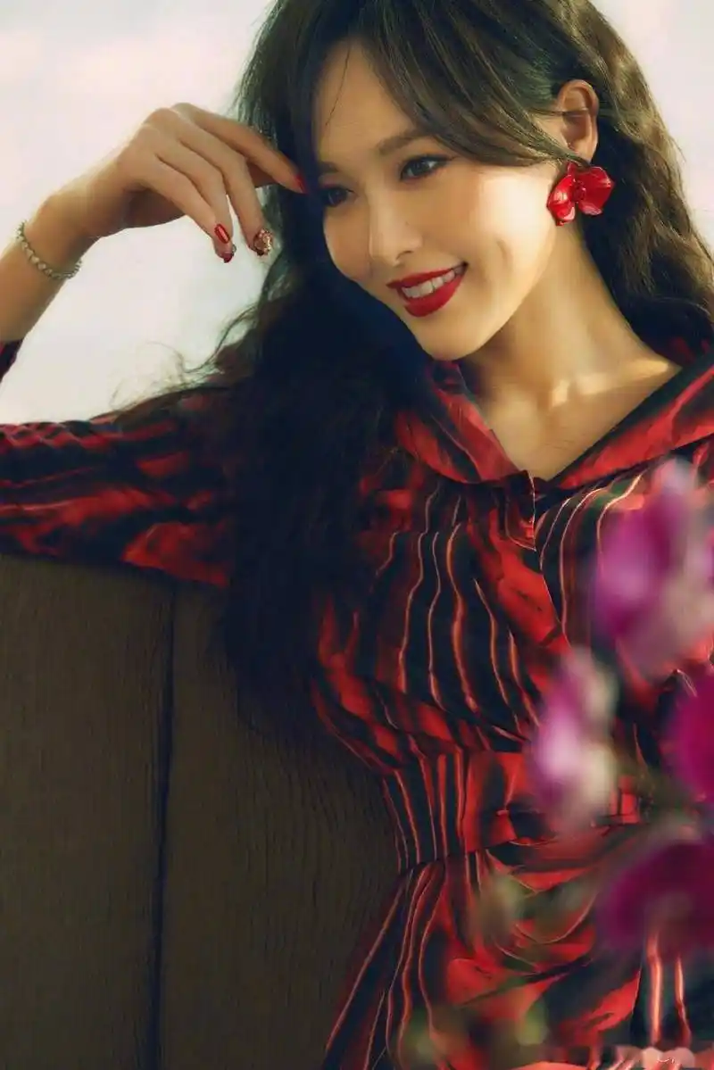 唐嫣晒兔年最新写真温婉大气 着红黑开叉长裙露灿笑气质佳_照片