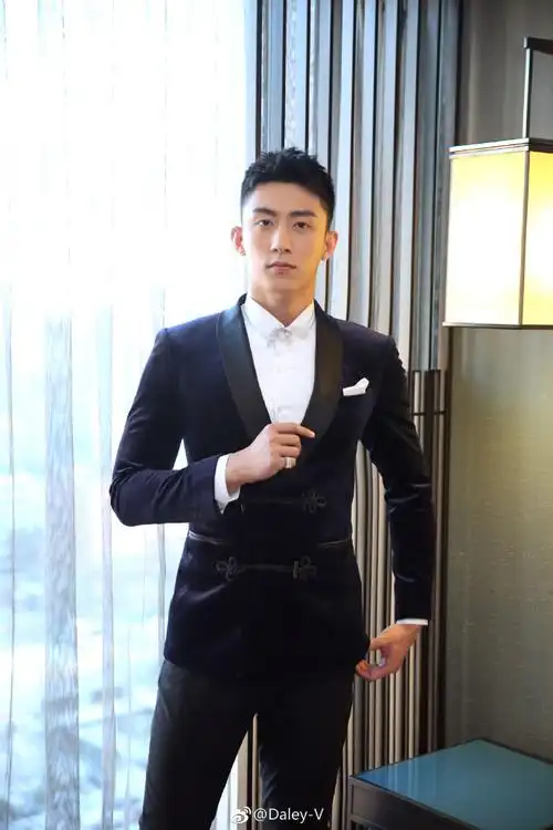 choo皮鞋亮相#2017嘉人中国风#盛典#黄景瑜#今晚再度变身优雅绅士