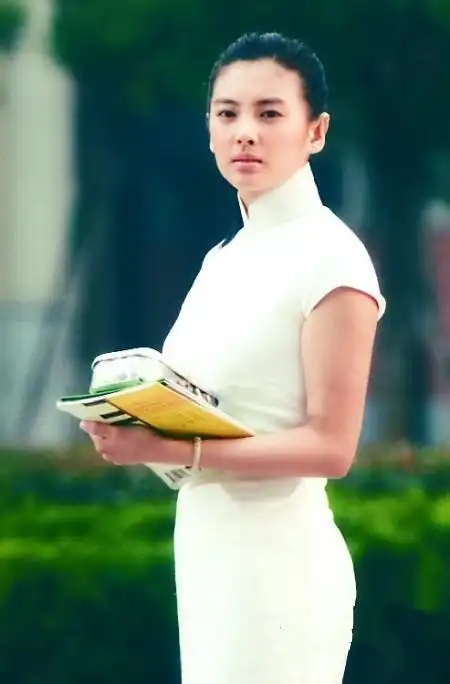 《长江七号》中清纯可人,紧身旗袍衬出了她前凸后翘的身材.