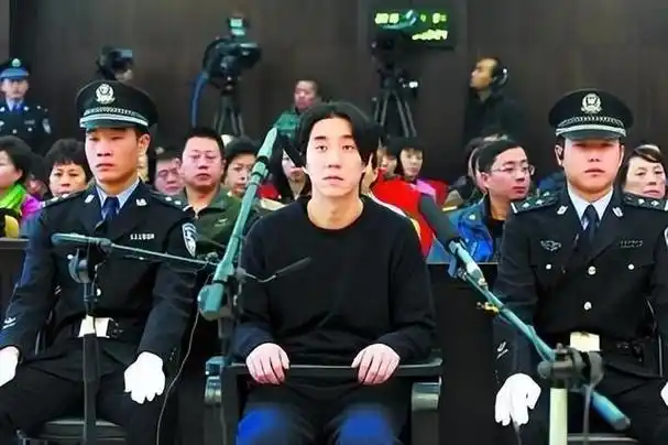 白发,眼神无光,成龙现状令人唏嘘,但或有更糟糕的事情正在发生