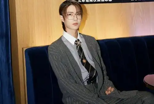 王一博打工人路透换风格,录制《天天向上》,戴眼镜穿毛衫太帅了