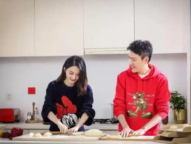 何炅老婆真的是王菁吗? 货到付款莆田鞋加微信:fengduguiwa