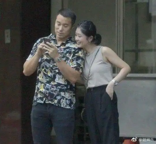 期间,两人好像聊到了项链,张孝全伸手碰了一下老婆的脖子,看得出来