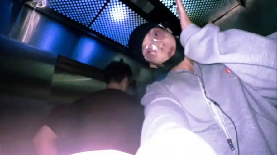 【张艺兴】电梯被困怎么办?张艺兴教你如何…自拍!