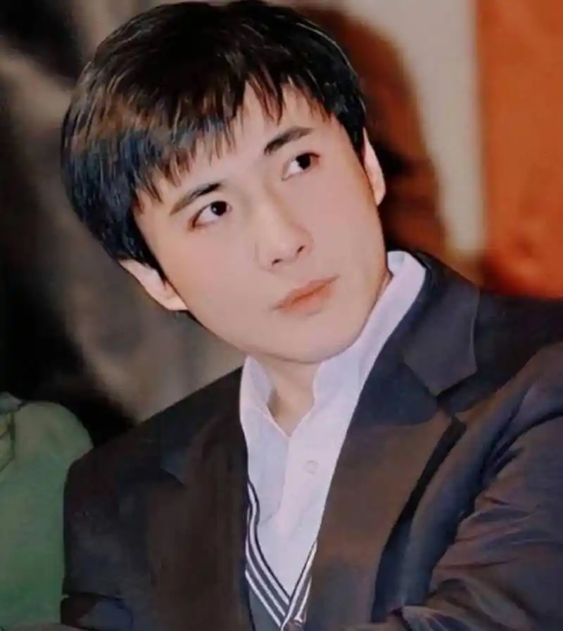 沈腾年轻的时候真帅呀,看到这照片我信了他是军艺校草91,妥妥的小