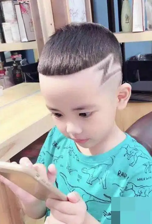 儿童适合剪出的短头发发型图小男孩剃个性帅气短发造型大全