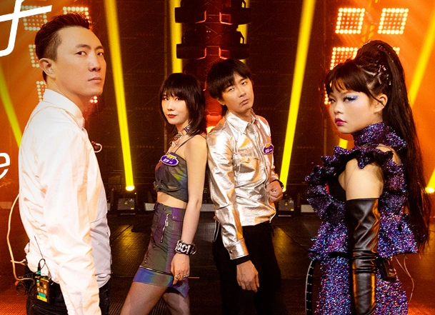 《乐队的夏天》新裤子表演引发争议,是后现代表演还是"土嗨"?