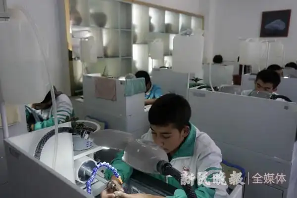 叶城职业高中雕刻专业部的学生.杨洁 摄