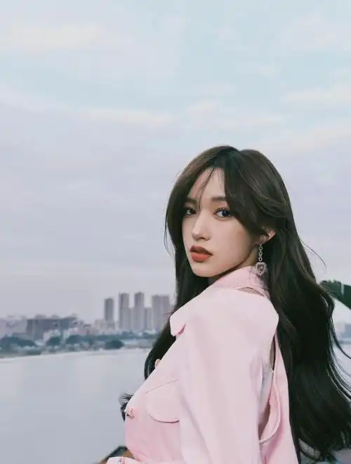 程潇粉色look尽显摩登飒气甜美风十足是甜酷girl没错了