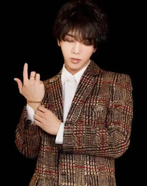 华晨宇,1990年2月7日出生于湖北省十堰市,中国内地流行乐男歌手,音乐