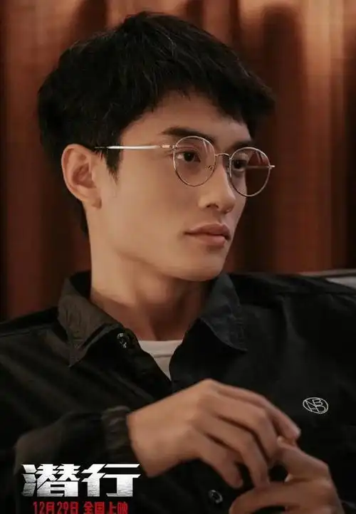 男演员长相很重要!《九龙城寨》35岁刘俊谦出场,才明白玩世不羁