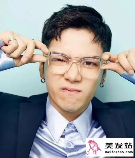 男士戴眼镜发型