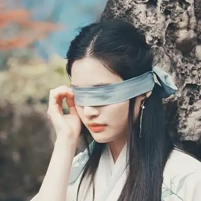 蒙眼带团扇女子头像唯美古风真人头像