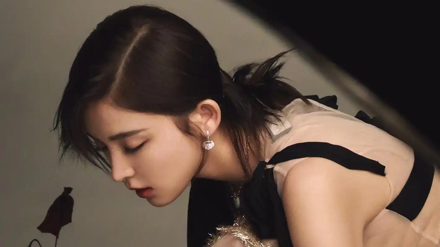 古力娜扎复古迷人高清桌面壁纸