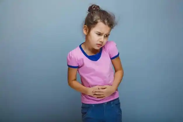 12岁女孩腹痛十余天被迫切掉半侧卵巢孩子说肚子疼千万别大意