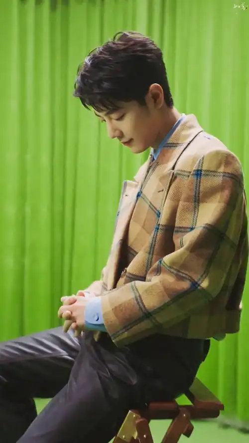 肖战##肖战大秀背影海报