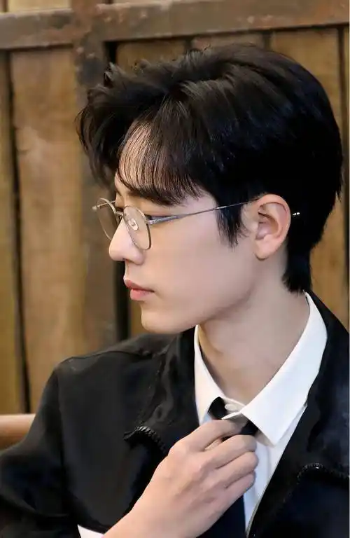 有种惊艳是肖战"眼镜杀",看到最后一张,网友:一眼万年!