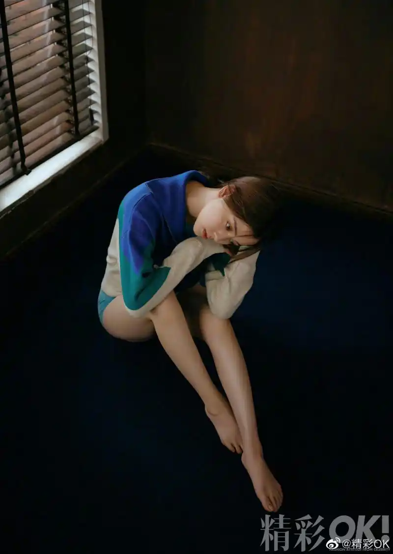 大提琴演奏家欧阳娜娜拍摄杂志封面,娜娜光着脚丫涂指甲油的样子真是